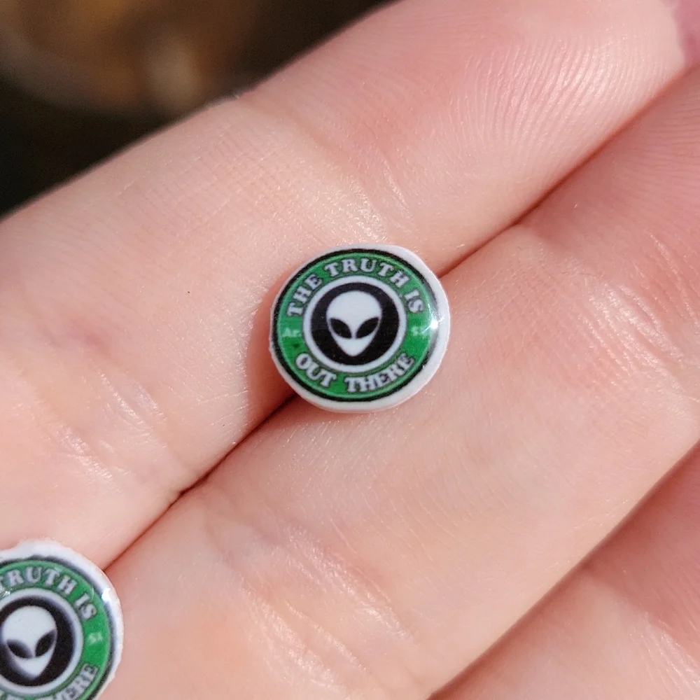 The Truth is Out There Alien Stud Earrings, unisex - Picture 4 of 5